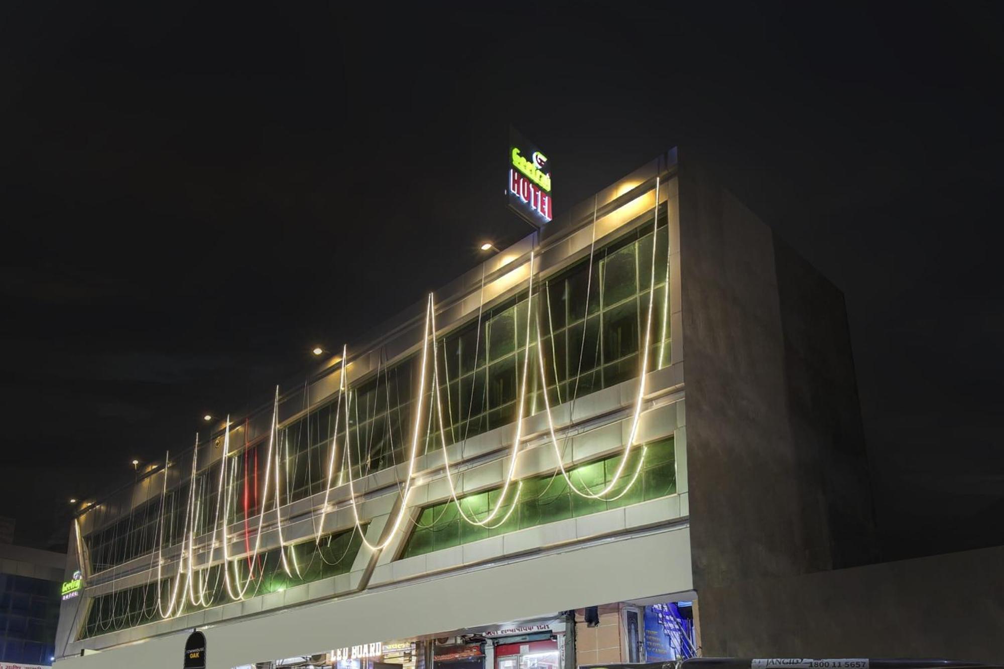 Townhouse Geetraj Near Shalimar Gateway Lucknow Hotel Ngoại thất bức ảnh