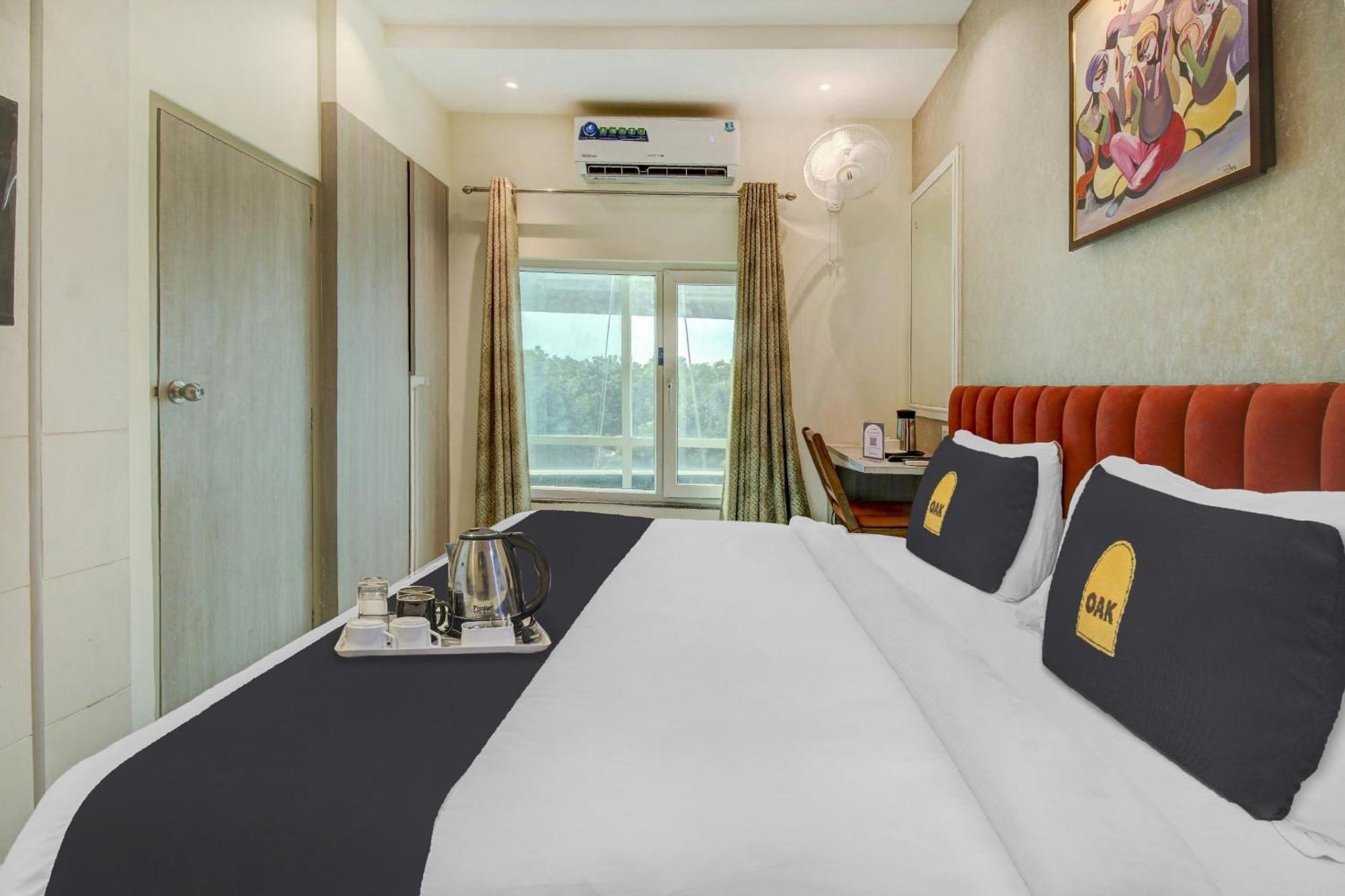 Townhouse Geetraj Near Shalimar Gateway Lucknow Hotel Ngoại thất bức ảnh