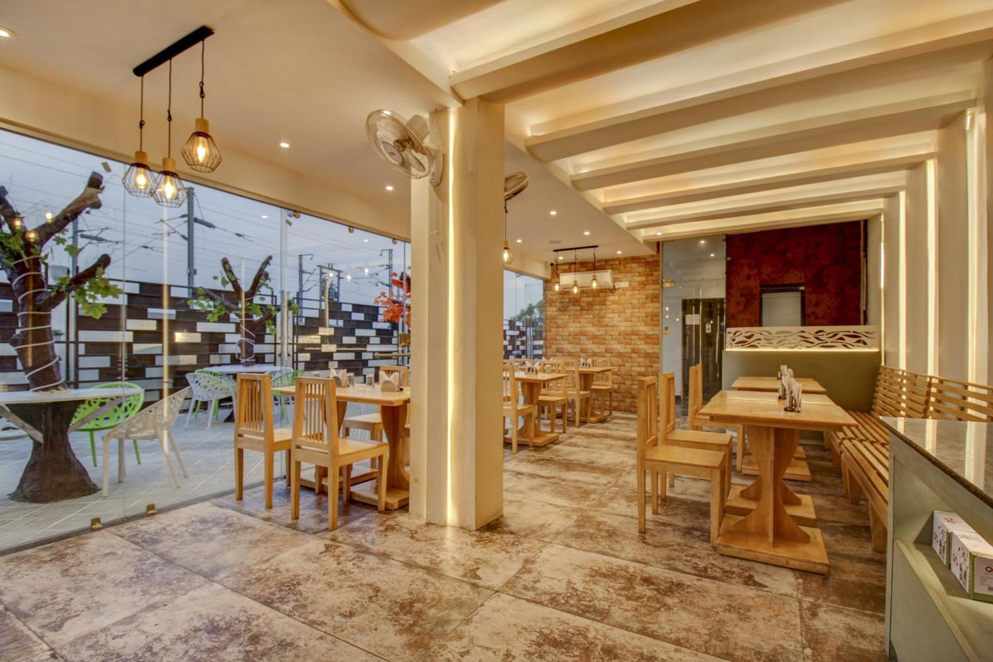 Townhouse Geetraj Near Shalimar Gateway Lucknow Hotel Ngoại thất bức ảnh